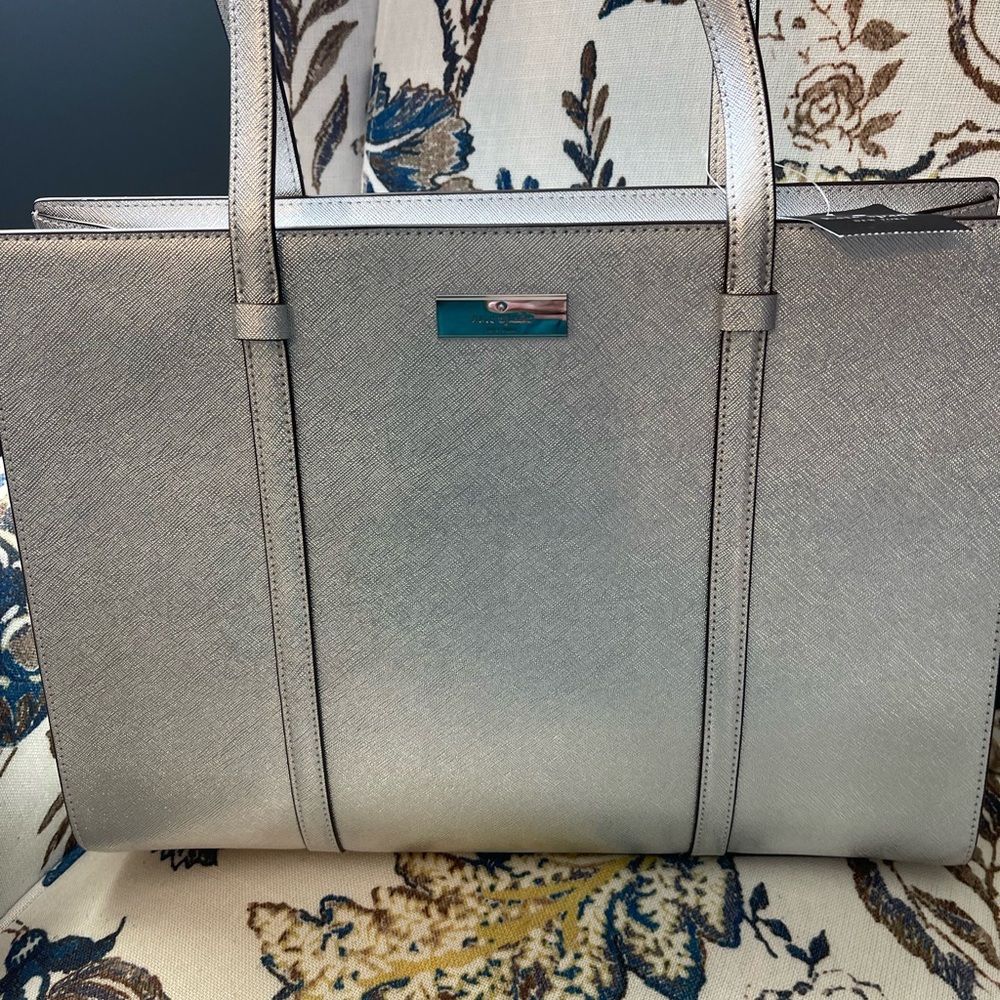 ⭐️PRICE IS FIRM⭐️Kate Spade Metallic Silver Kenzie Tote NWT